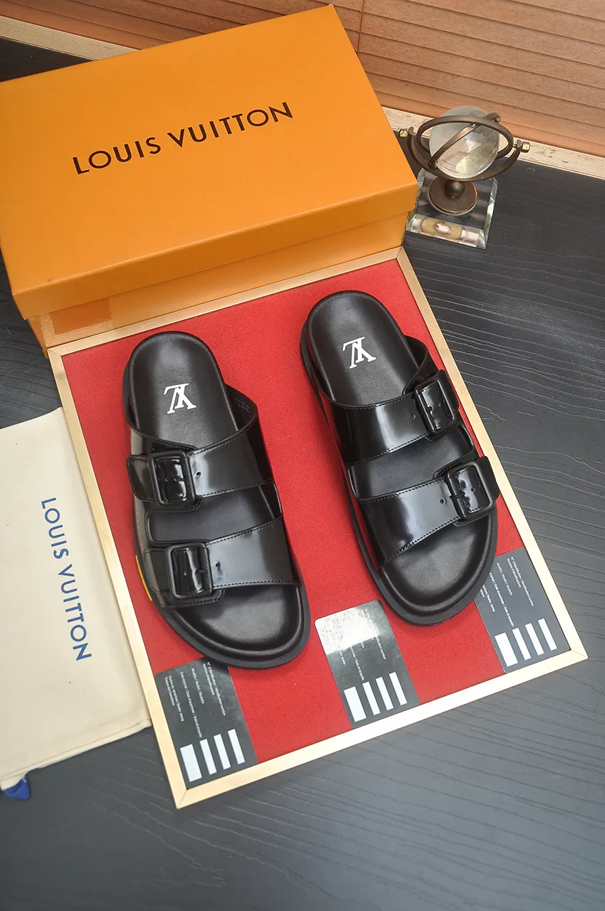 Men's shoes 💰400💶 [Louis Vuitton LV slippers] (high-end cowhide) counter 1:1 fashion style, a must-have for summer! The designer used LV’s iconic outsole. The original simple slippers instantly become fashionable! The upper is made of flexible special cowhide leather straps alternately, and the workmanship is exquisite! A must-have for stylish men in summer, size 38-45 (45 customized)